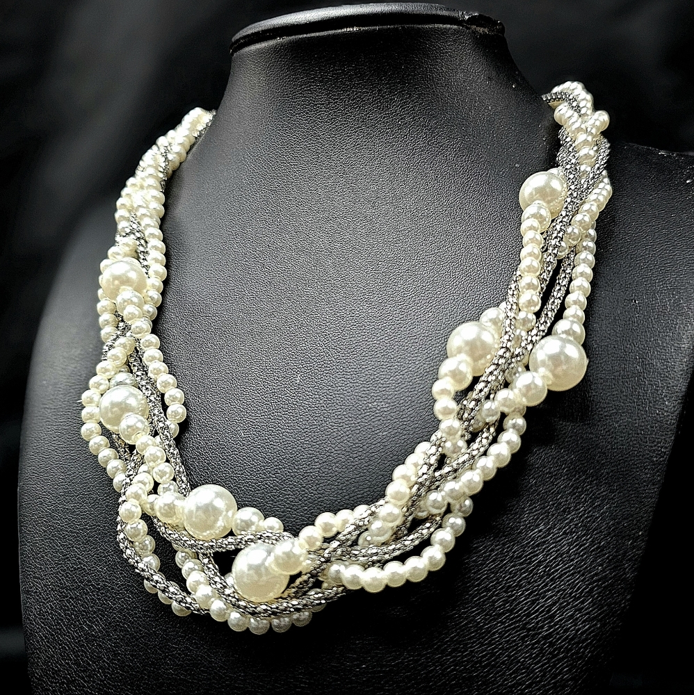 🤍'Royal Reminiscence' White Silver Necklace Earrings Pearls - Paparazzi🤍